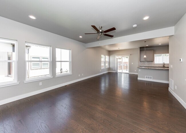 Building Photo - 3 Bedroom Contemporary Townhome off of Austin Bluffs