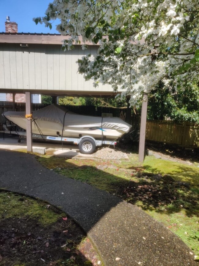 Building Photo - Private access to Lake Sammamish house