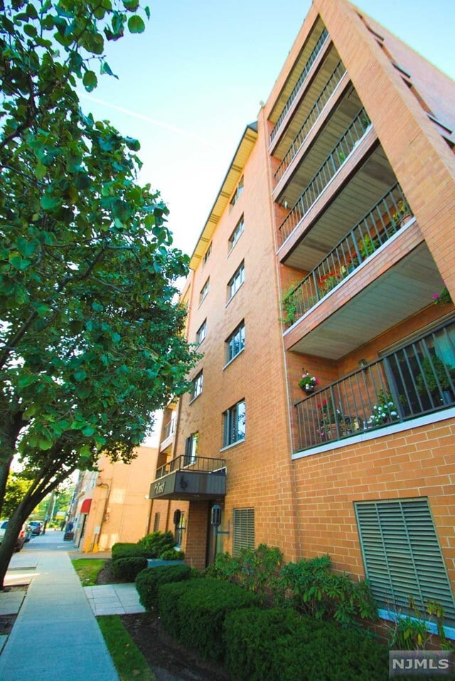 Building Photo - 633 Palisade Ave