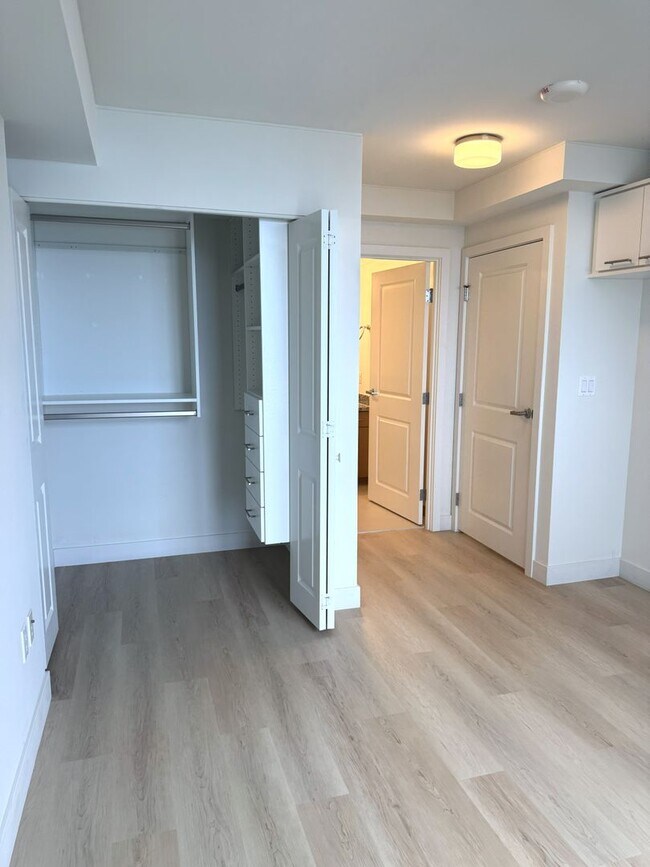 Building Photo - Ke Kilohana - Renovated High Floor 3 Bedroom 2 Bath 2 Parking in Ward Village