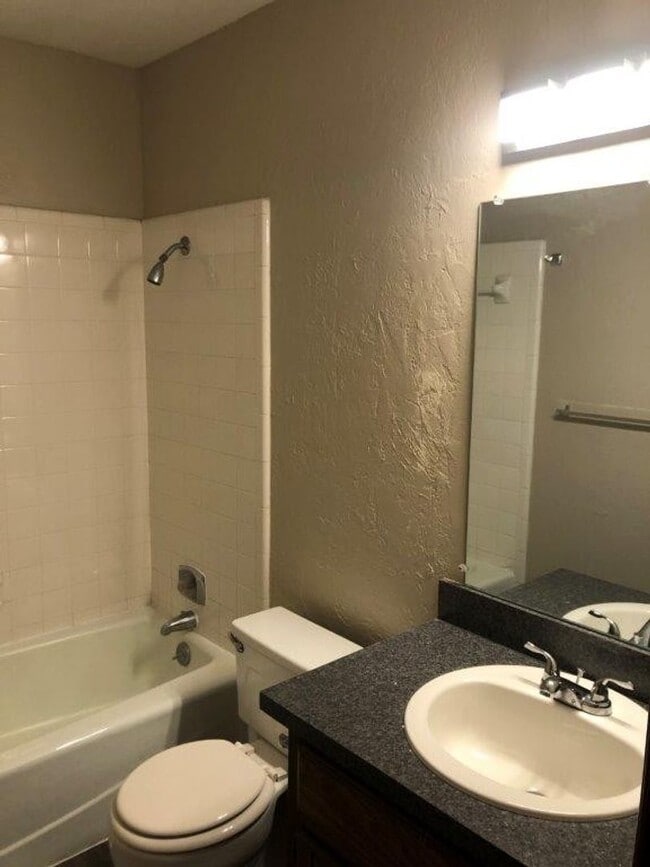 Building Photo - Moore Schools! 2 bed, 2 full baths, garage...
