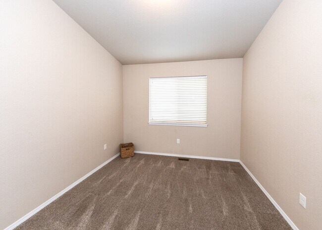 Building Photo - Centrally Located End Unit 3 Bed Townhouse in D20