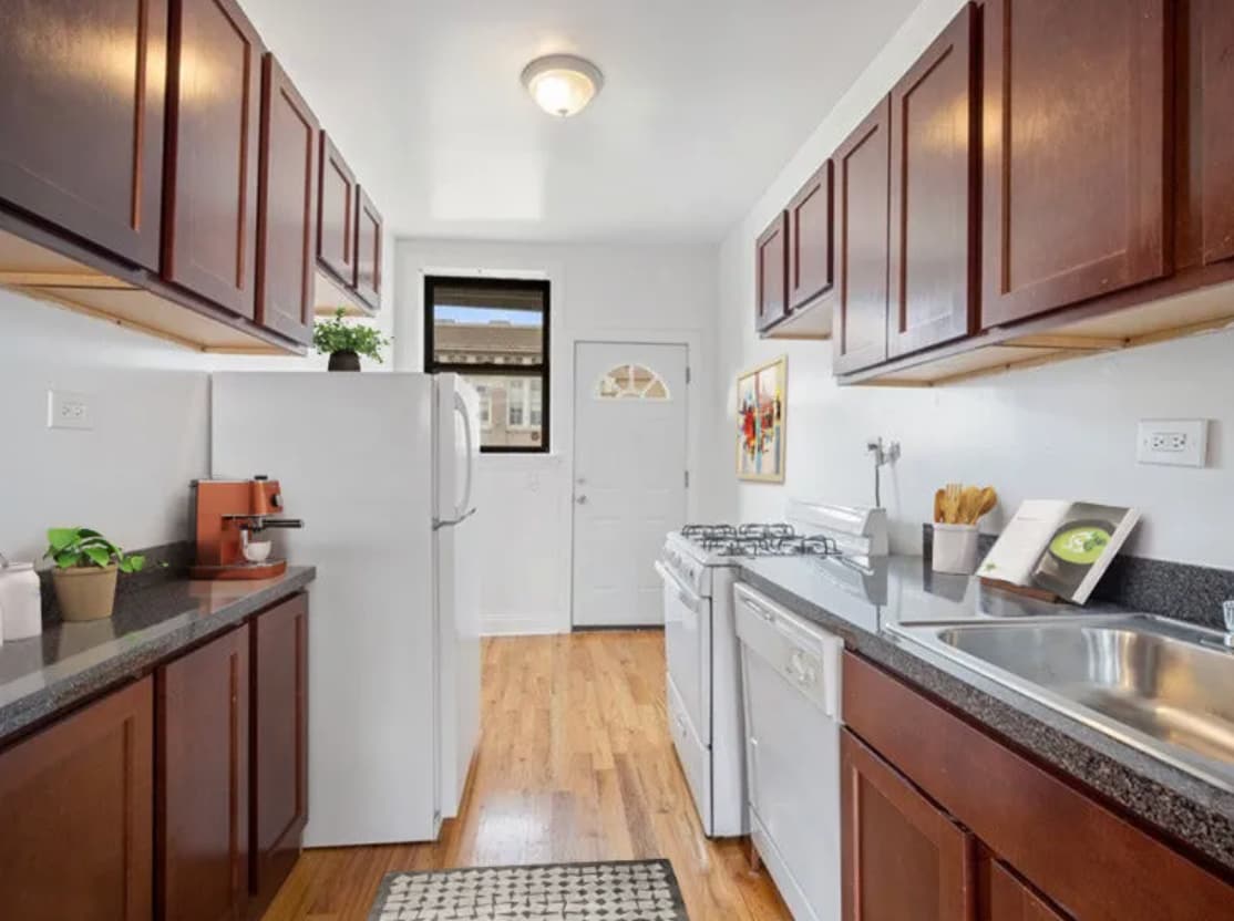 Building Photo - 812 W Waveland Ave