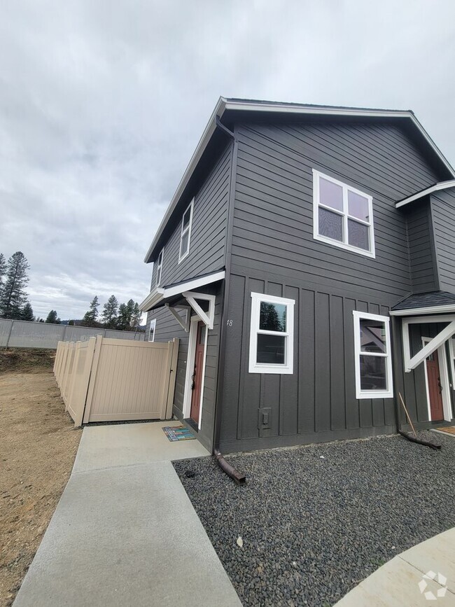 Building Photo - New 3 bedroom, 2 bathroom Town home in Pri...