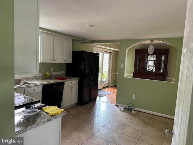 Building Photo - 12461 Hedges Run Dr