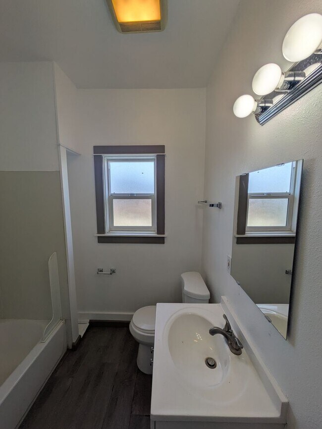 Building Photo - Bright & Clean 2 Bed | 1 Bath Home With a ...
