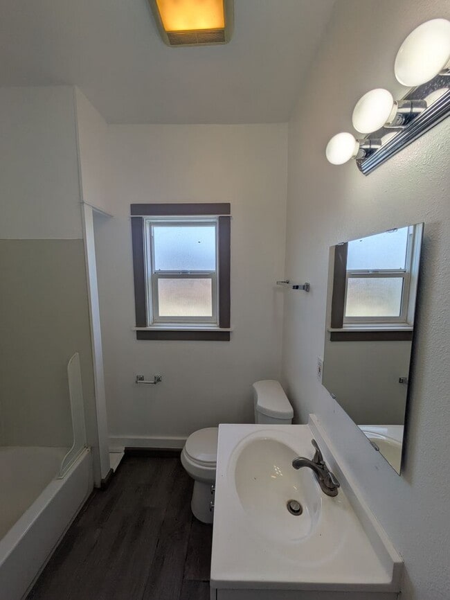 Building Photo - Bright & Clean 2 Bed | 1 Bath Home With a separate Den– 906 Sq. Ft. with Private Parking! Now Ava...