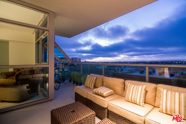 Building Photo - 13700 Marina Pointe Dr