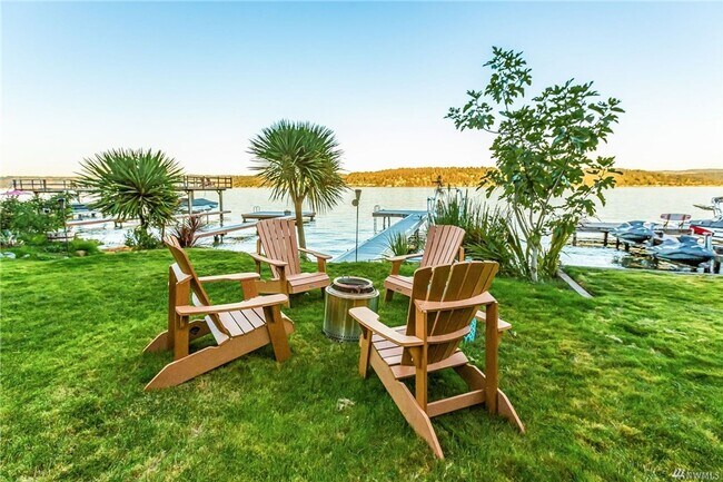 Building Photo - Stunning Lake Sammamish 50 Foot Waterfront...