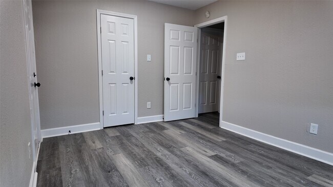 Building Photo - 917 Temple Dr