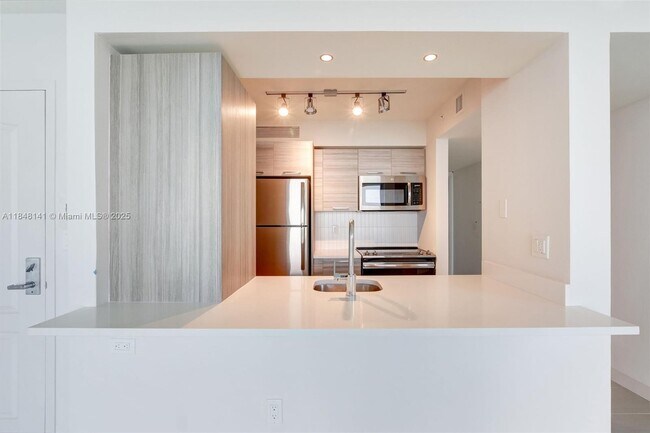 Building Photo - 1756 N Bayshore Dr