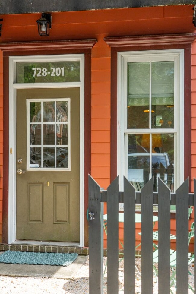 Building Photo - Fully Furnished 2BR Condo with Designer Touches in Shelmore Village