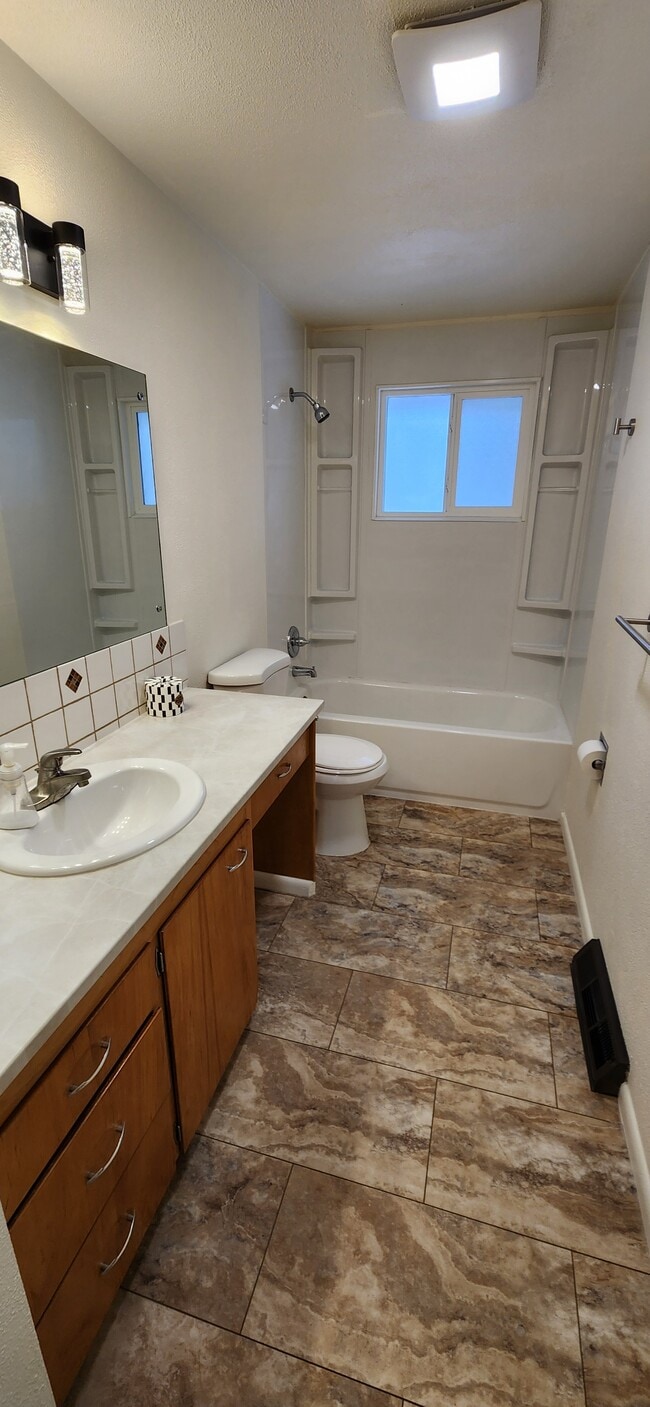 Building Photo - 804 W Westview Ave