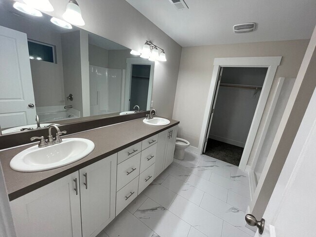 Building Photo - 1401 E Hardcastle Ave