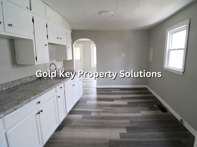 Building Photo - Fully Updated 3 BR 1 BA House with Central Air and Garage (NO SECTION 8)