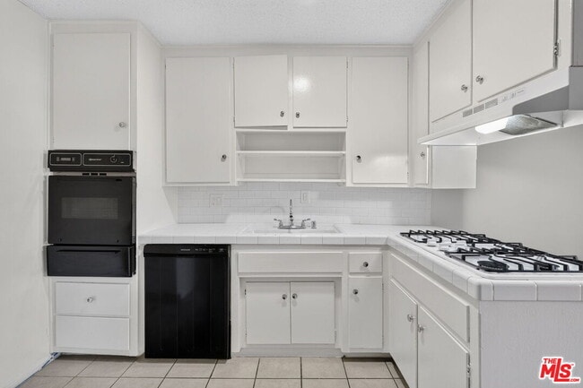 Building Photo - 15540 Moorpark St