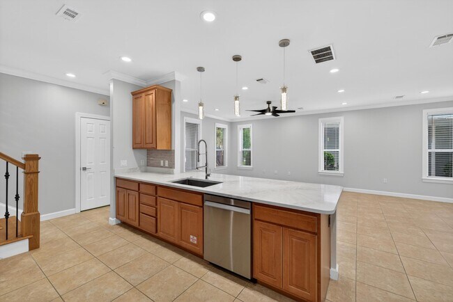 Building Photo - 2019 Pine Island Cir