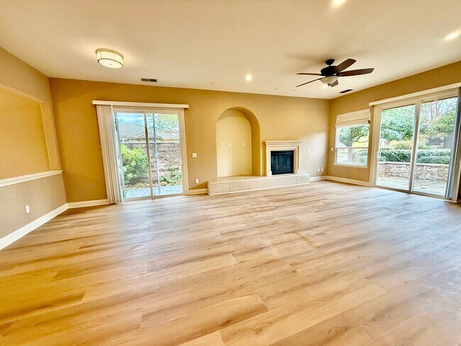 Building Photo - Executive Home available NOW