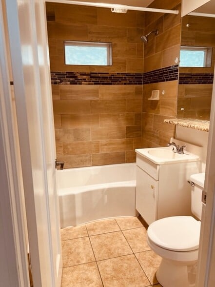 Building Photo - 127 N Northwest Hwy