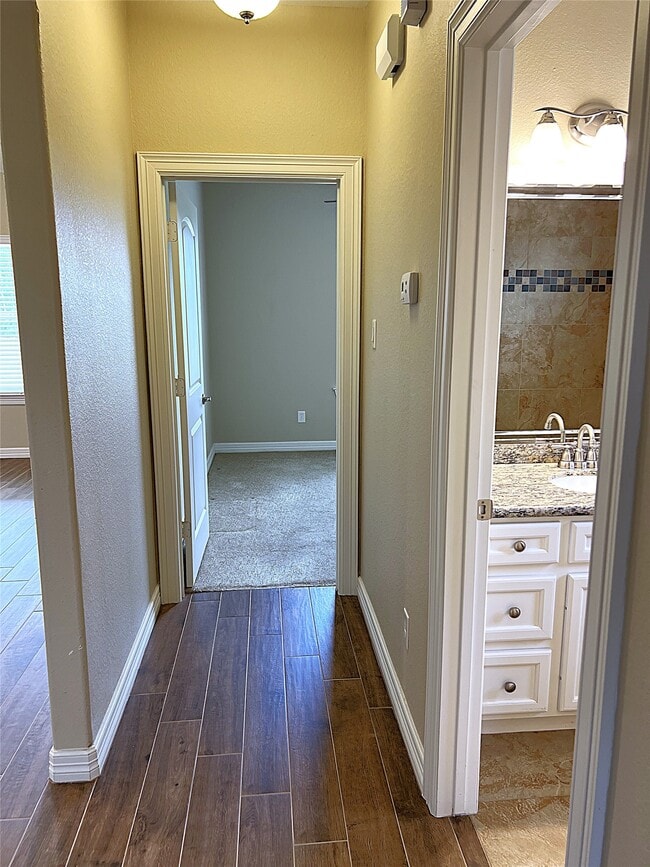 Building Photo - 9723 Highland Pointe Dr