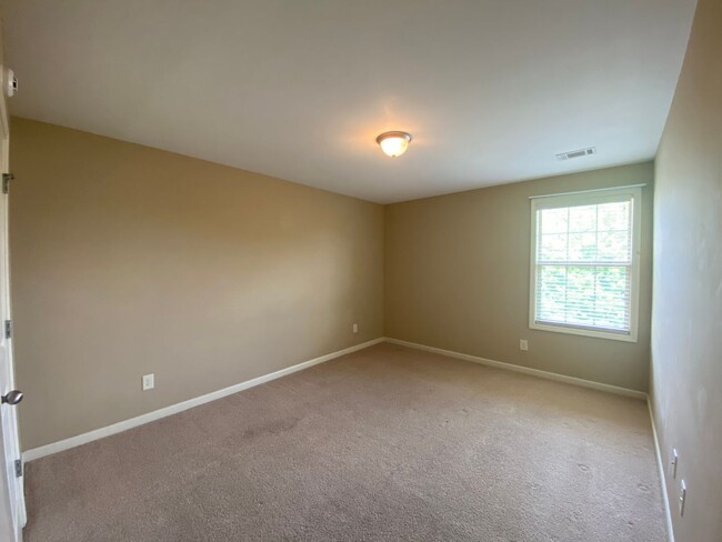 Building Photo - 118 Broomsedge Ln
