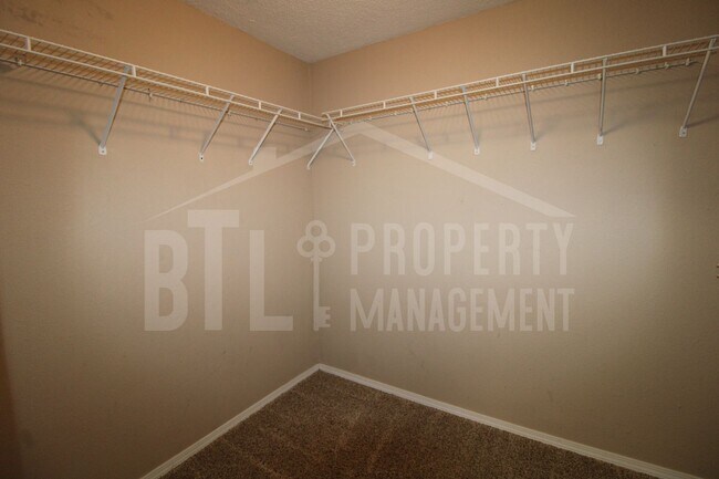 Building Photo - Beautiful Duplex in Kimberling City - Utilities included!