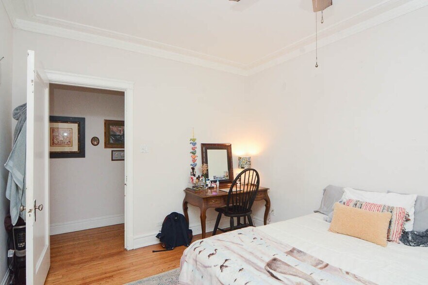 Building Photo - 1400 W Rosemont Ave