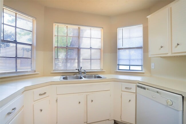 Building Photo - 11047 Grassyglen Dr