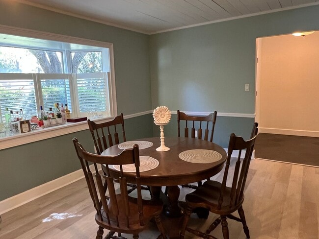 Building Photo - Updated Old Woodlands Plantation Home with Fenced Yard