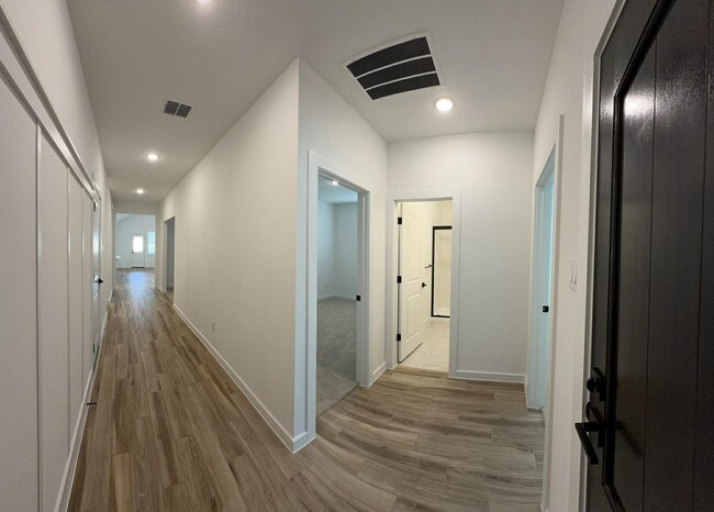 Building Photo - 4723 Bay Vista Dr