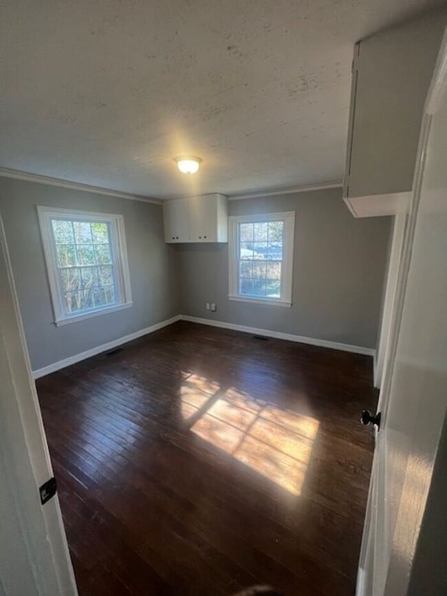 Building Photo - Newly Remodeled 2/1 Single Family House in Spartanburg!!