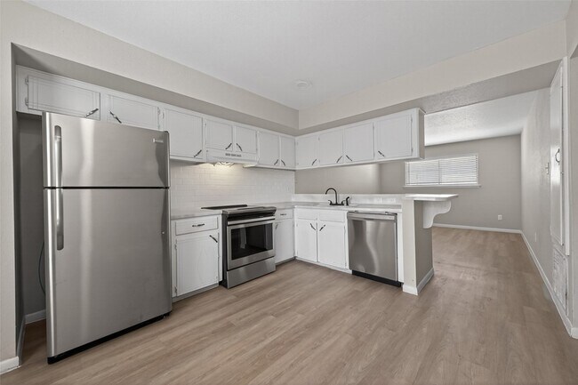 Building Photo - 427 Hollyvale Dr