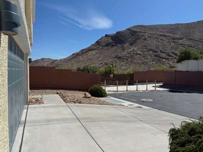Building Photo - Spacious 4-Bedroom Home with Loft, Views &...