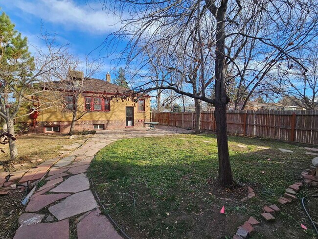 Building Photo - 1401 Roslyn St