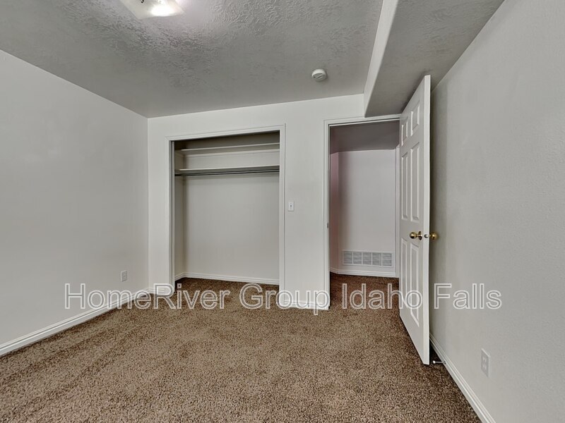 Building Photo - 3693 Deloy Dr