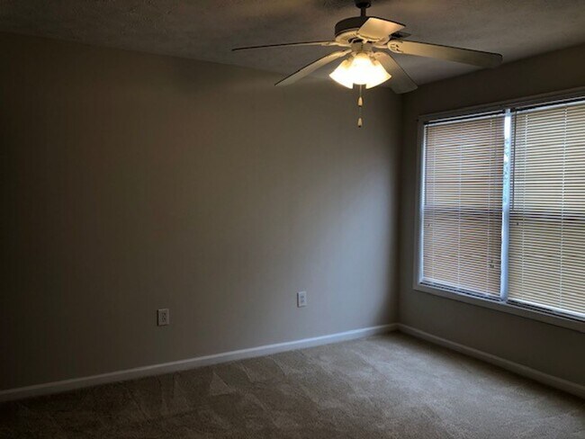 Building Photo - Southern Edge Condo - Close to Campus