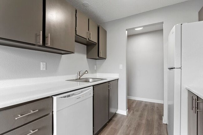 Building Photo - Affordable Comfort! Spacious 2-Bedroom Apa...