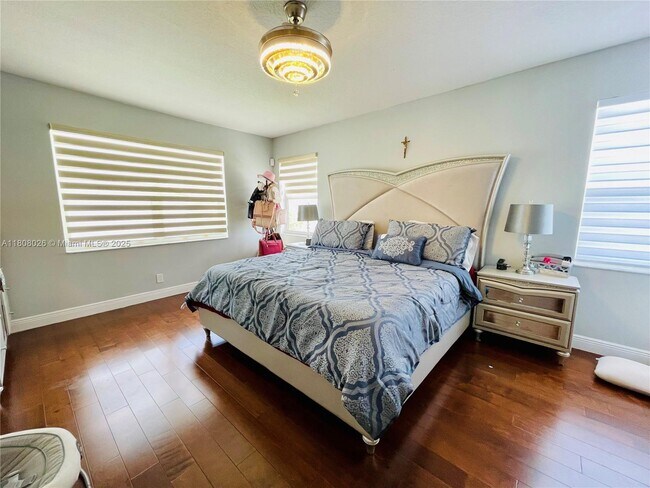 Building Photo - 5901 S Sable Cir
