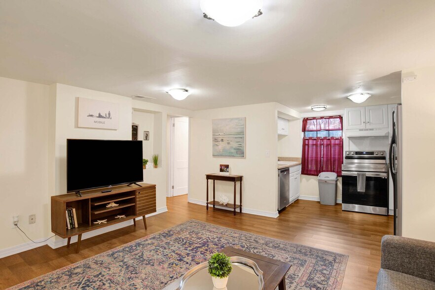 Primary Photo - 1141 Montauk Ave