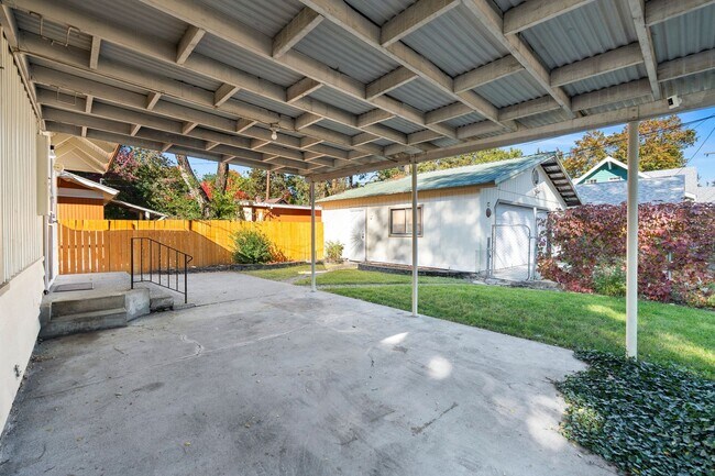 Building Photo - 206 W Waverly Pl