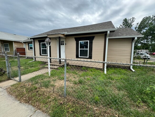 Building Photo - Cute 2 bedroom 2 bathroom home!