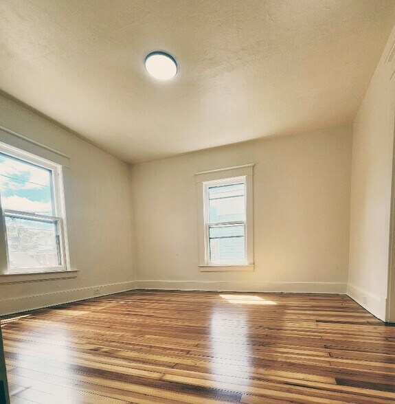 Building Photo - 19 Riverview Rd