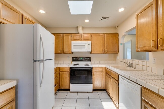 Building Photo - 2nd Floor Condo Near UNLV