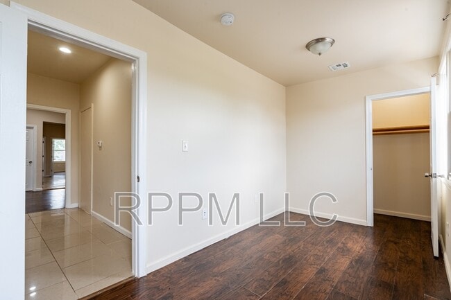 Building Photo - 467 Hawthorne Ave