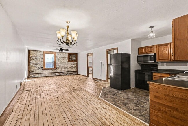 Building Photo - 307 E Bridge St