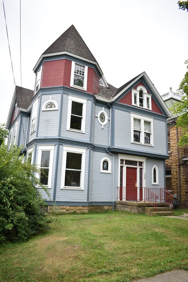 Building Photo - Beautiful 7 bdrm/2 bath Victorian home!