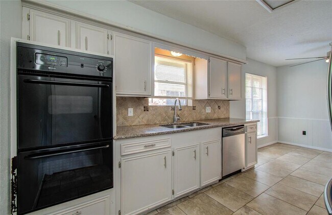 Building Photo - 3605 Kingsway Dr