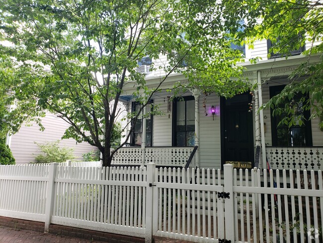 Building Photo - 516 S Laurel St