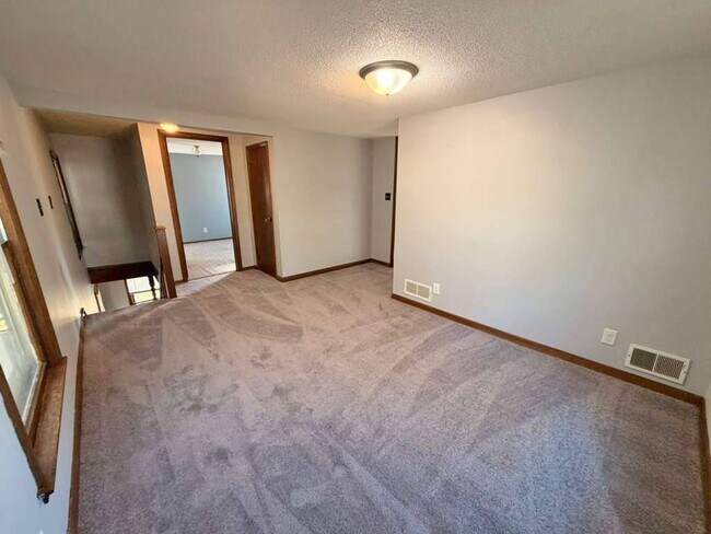 Building Photo - 2130 S Riverside Dr