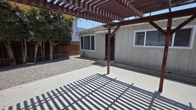 Building Photo - 2039 Thomas Ave